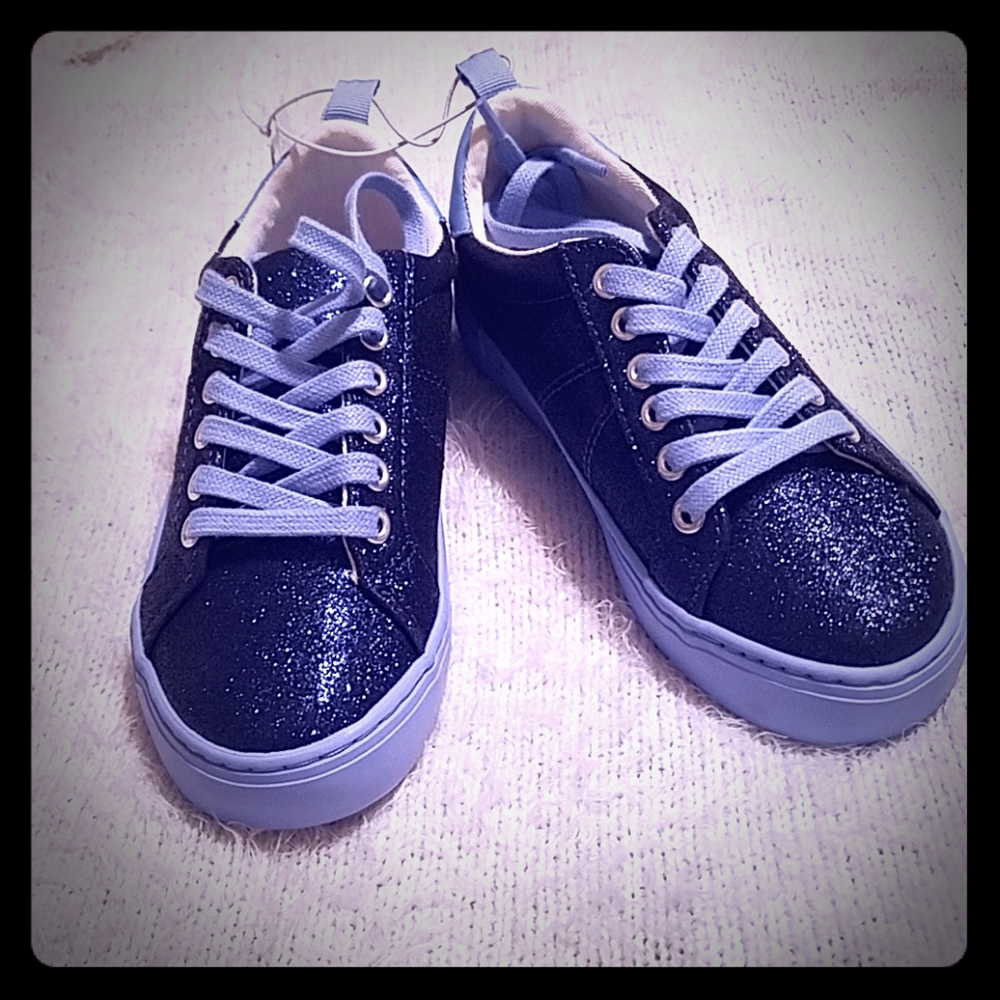 Navy blue Old Navy tennis shoes.